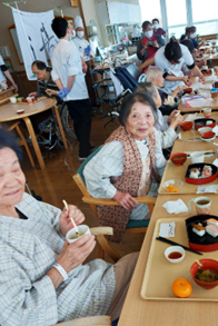調理師が病棟でお寿司を盛り分けています