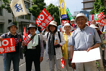 「NO!戦争する国」県民大集会の後、デモ行進